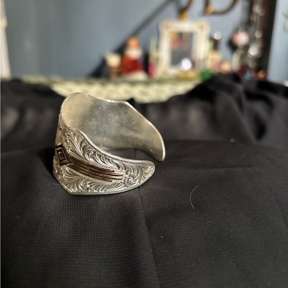 Montana Silversmiths Western Engraved Cuff Two-Tone Bracelet Silver/ Gold - Picture 3 of 6